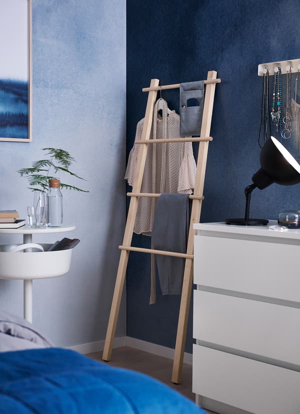 Le porte-serviettes IKEA VILTO a aussi sa place dans la chambre. Fabriqué en bouleau lisse et léger, avec quatre tringles pour suspendre vêtements et accessoires.
