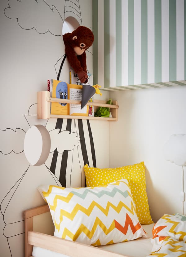 Le rangement mural IKEA FLISAT est fabriqué en pin avec finition lisse en laque acrylique. Rangez les livres et les petits jouets derrière la barre de l’étagère.