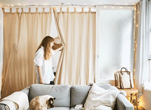 Le tende si aprono e si chiudono, dividendo la zona notte dalla zona giorno – IKEA