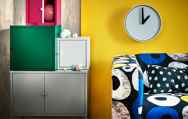 Learn how to mix vivid prints, hot hues and colour blocks. This spring’s colourful trend is all about a playful and colourful interior. Why not match LIXHULT cabinets or try our new updated KLIPPAN cover in multi coloured tones?