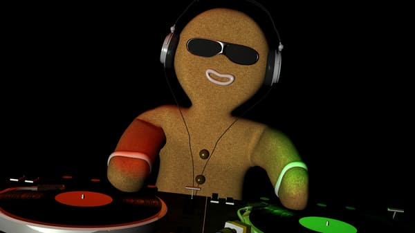 Lebkuchenmännchen als DJ mit Kopfhörern am Mischpult
