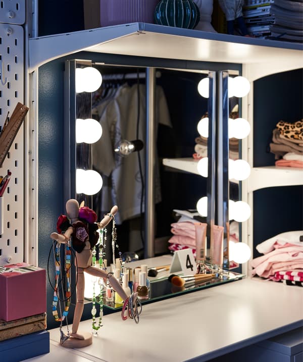 โคมไฟผนัง LED LEDSJÖ/เลียดเชอ ทำจากเหล็กสแตนเลสมีพื้นที่สำหรับหลอดไฟ 5 ดวงพร้อมๆ กัน สมบูรณ์แบบสำหรับการตกแต่งบานกระจก