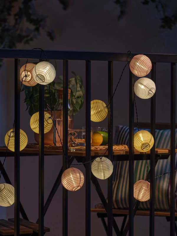 LED solární řetěz SOLVINDEN na zábradlí balkonu. 
