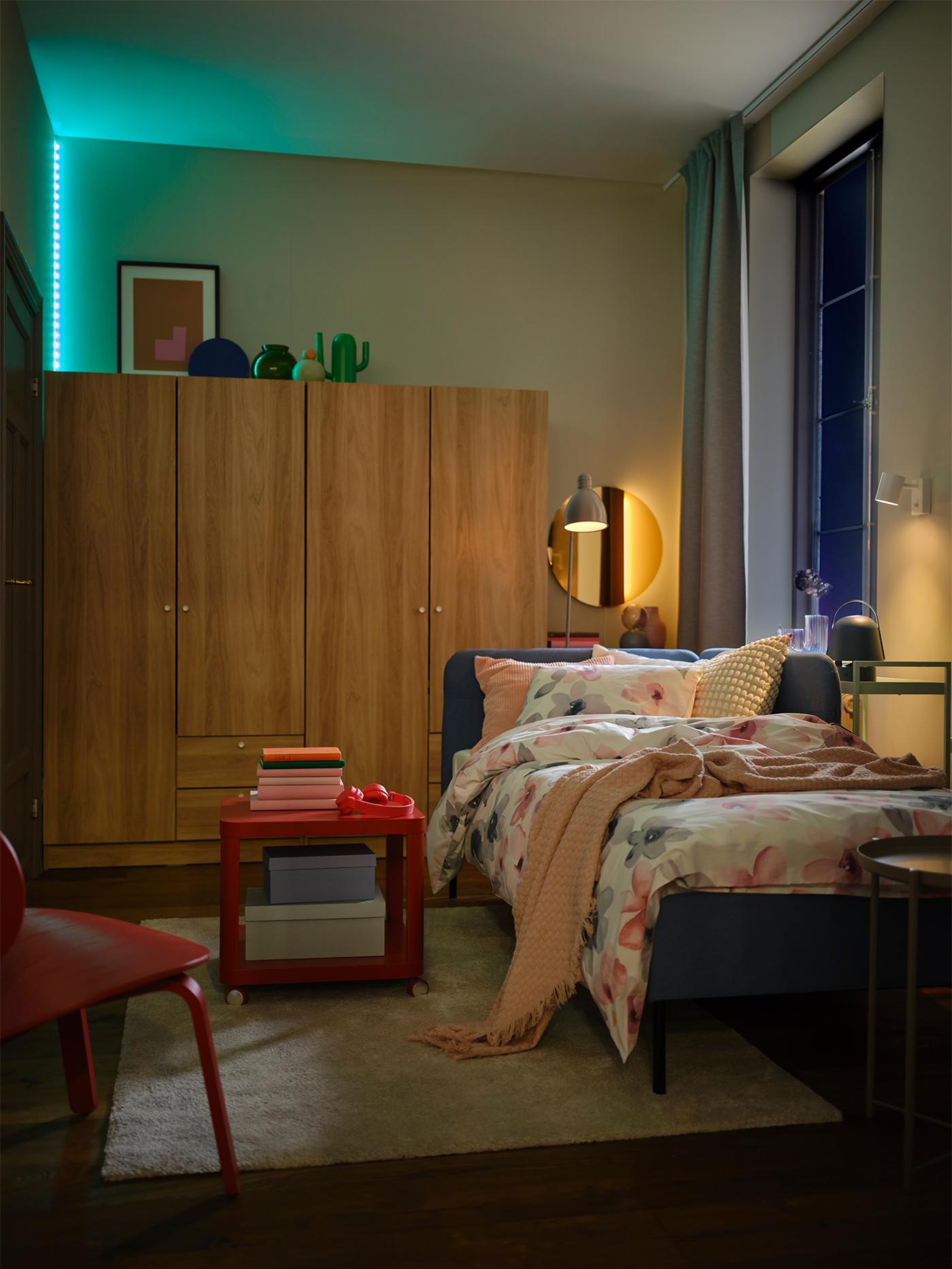 ห้องนอนตอนกลางคืนที่สว่างด้วยแถบไฟ LED VATTENSTEN/วัตเทนเสตียน หลายสี, โคมไฟ LED ติดผนัง/กระจกเงา และโคมไฟตั้งพื้น LERSTA/เลียชต้า