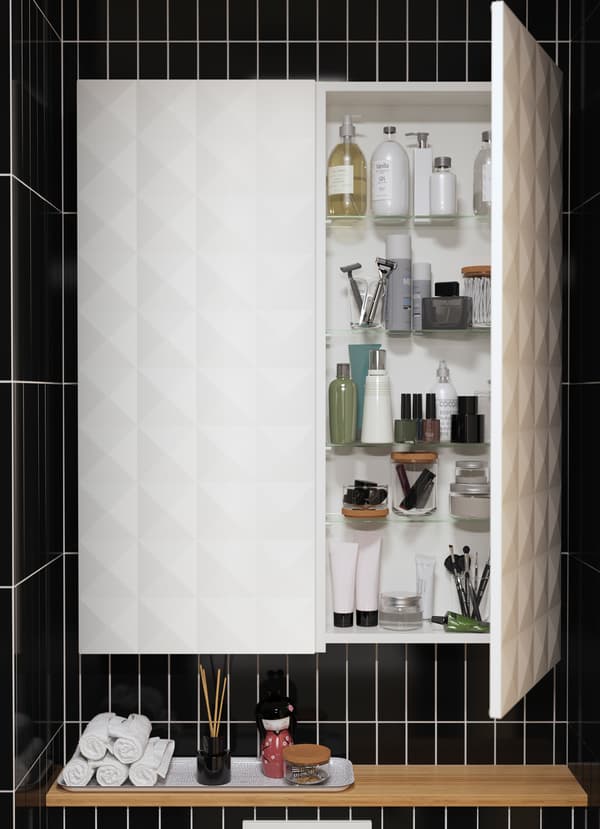 L’élément mural IKEA GODMORGON blanc est doté en option de portes RESJÖN à motif géométrique en relief. Utilisez les 5 étagères pour organiser les éléments utilisés dans la salle de bain par membre de la famille ou par type de produits.