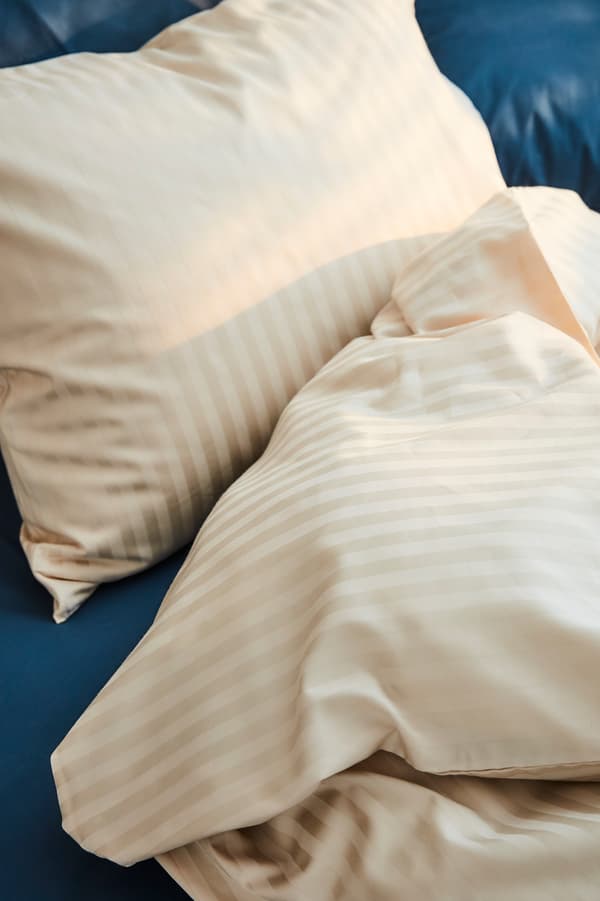 Lenjerie de pat în diferite culori, stiluri și materiale.