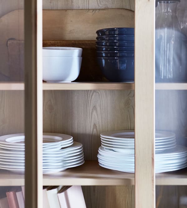 Les assiettes qu’on garde à portée de main dans la vitrine facilitent les repas improvisés entre amis.