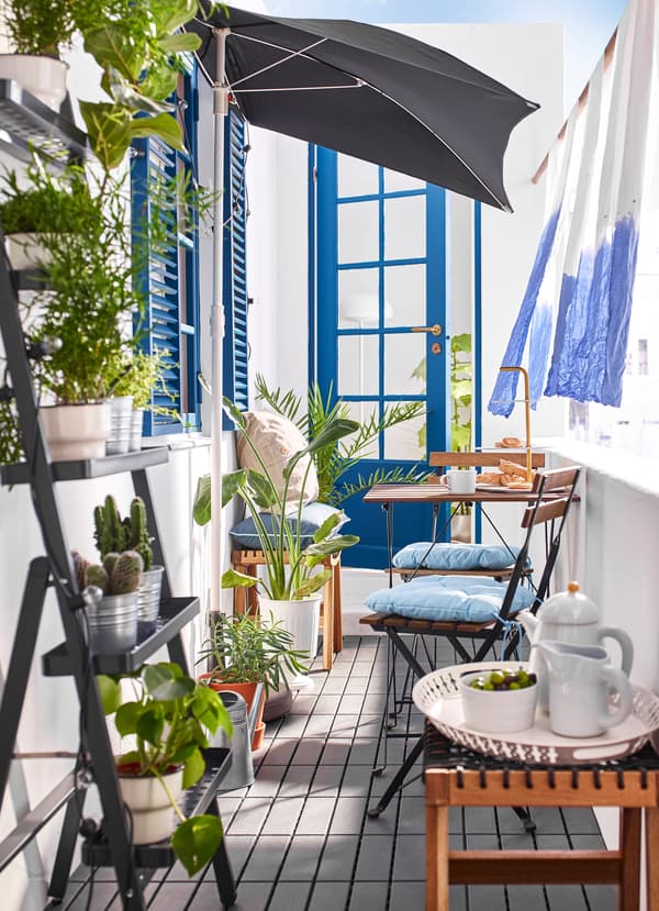 Les chaises et la table IKEA TÄRNO teintées brun sont l’ensemble d’extérieur idéal pour les terrasses de café, les petits balcons et les terrasses.