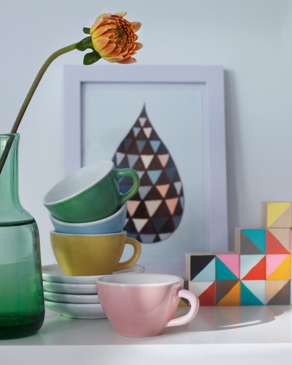 Les couleurs choisies créent une cohésion entre les objets, comme ici la porcelaine, la reproduction et la fleur.