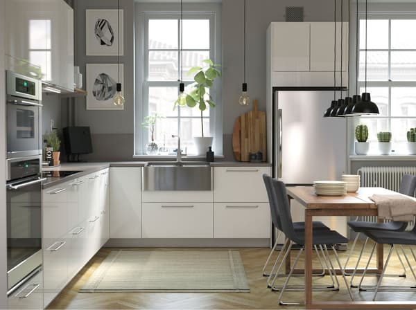 Les cuisines modulaires SEKTION proposent modernité et design. Cela comprend aussi l’évier aux lignes épurées BREDSJÖN en acier inoxydable et le mitigeur de cuisine TÄMNAREN à détecteur de mouvement qui aide à réduire la consommation d’eau.