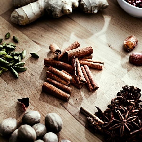 Les épices entières comme la noix de muscade, la cardamome et la cannelle conservent leur fraîcheur (et leur arôme) plus longtemps que les épices moulues.