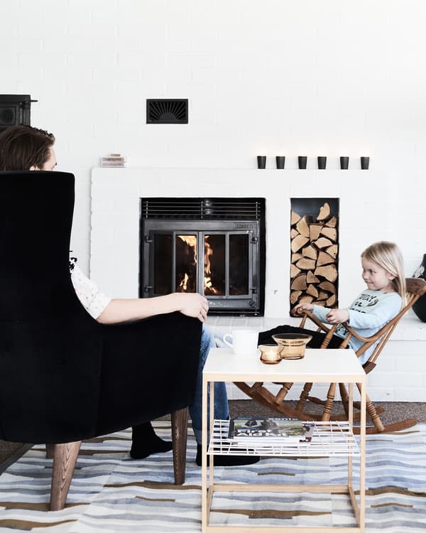 Les fauteuils créent un espace de socialisation près du feu.