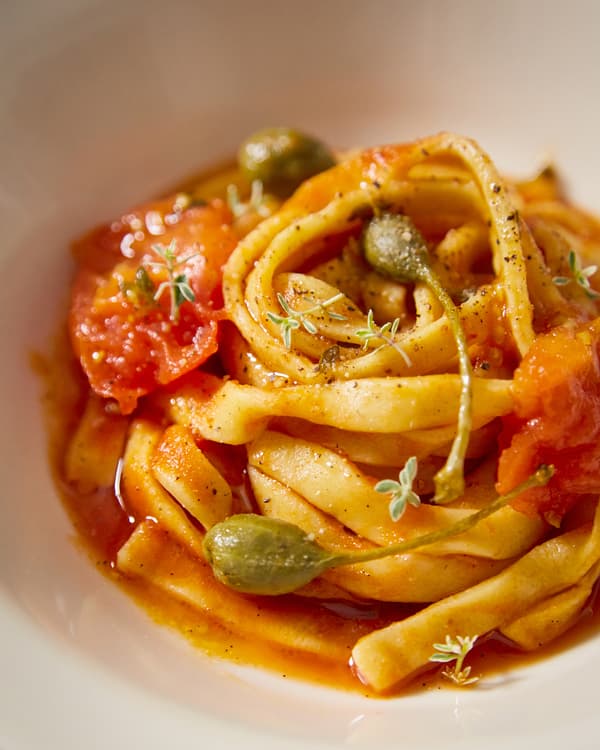 Les fettucine maison d'Elisabetta aux tomates, à la vanille et aux caprons.