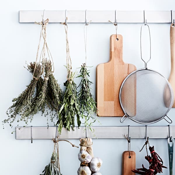 Les herbes se conservent mieux (et plus longtemps) si elles sont séchées. Il suffit pour cela de les suspendre en bouquets dans un endroit chaud et sec.
