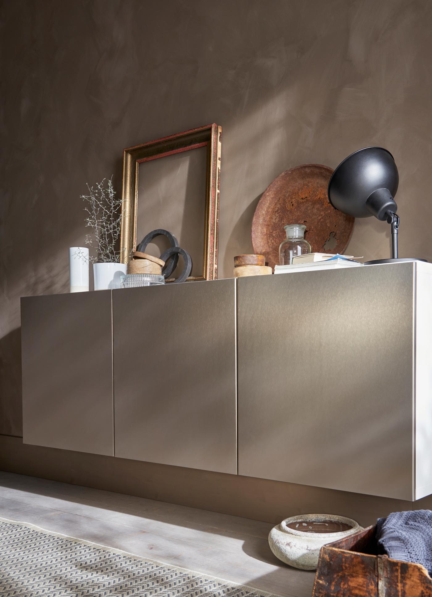 Les lueurs du soleil projetté sur un buffet BESTA avec des portes RIKSVIKEN.