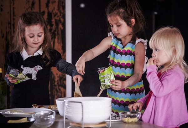Les marchepieds sont pratiques pour faire participer les enfants aux côtés des adultes en cuisine