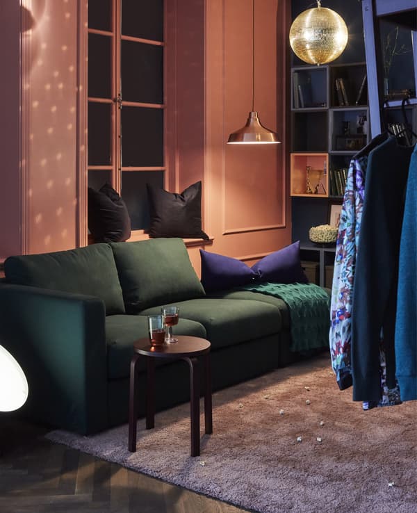 Les meubles flexibles pour petits espaces qui permettent de passer du temps entre amis fonctionnent bien lorsqu’ils sont multifonctionnels. Ce canapé 3 places VIMLE avec housse en polyester vert foncé possède un rangement dans le repose-pieds. Légers et empilables, des tabourets en bouleau peuvent aussi faire office de tables d’appoint.