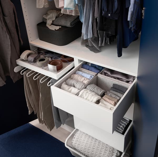Les organiseurs IKEA KOMPLEMENT en feutre sont proposés dans une variété de tailles pour s'intégrer parfaitement à votre garde-robe PAX. Doux et léger, le tissu atténue les bruits.