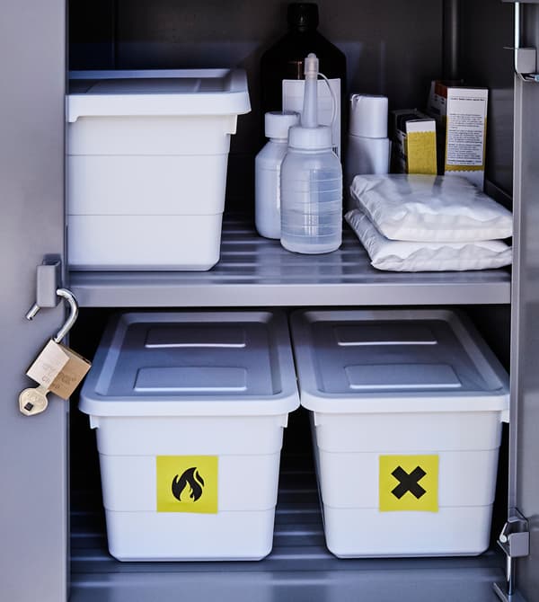 Les produits à lessiver toxiques ou inflammables sont rangés dans une armoire verrouillable.