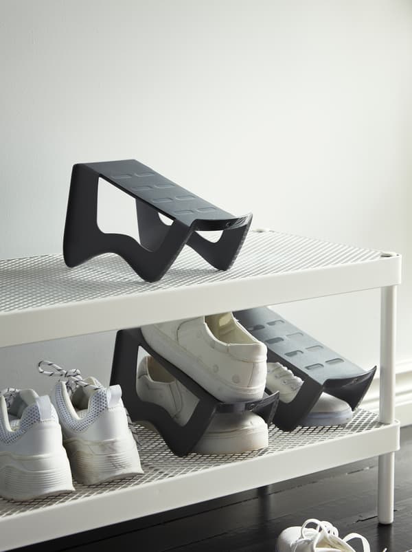 Les rangements pour chaussures MURVEL optimisent l’utilisation de l’espace sur l’étagère à chaussures MACKAPÄR blanches, où l’on peut voir des baskets blanches.