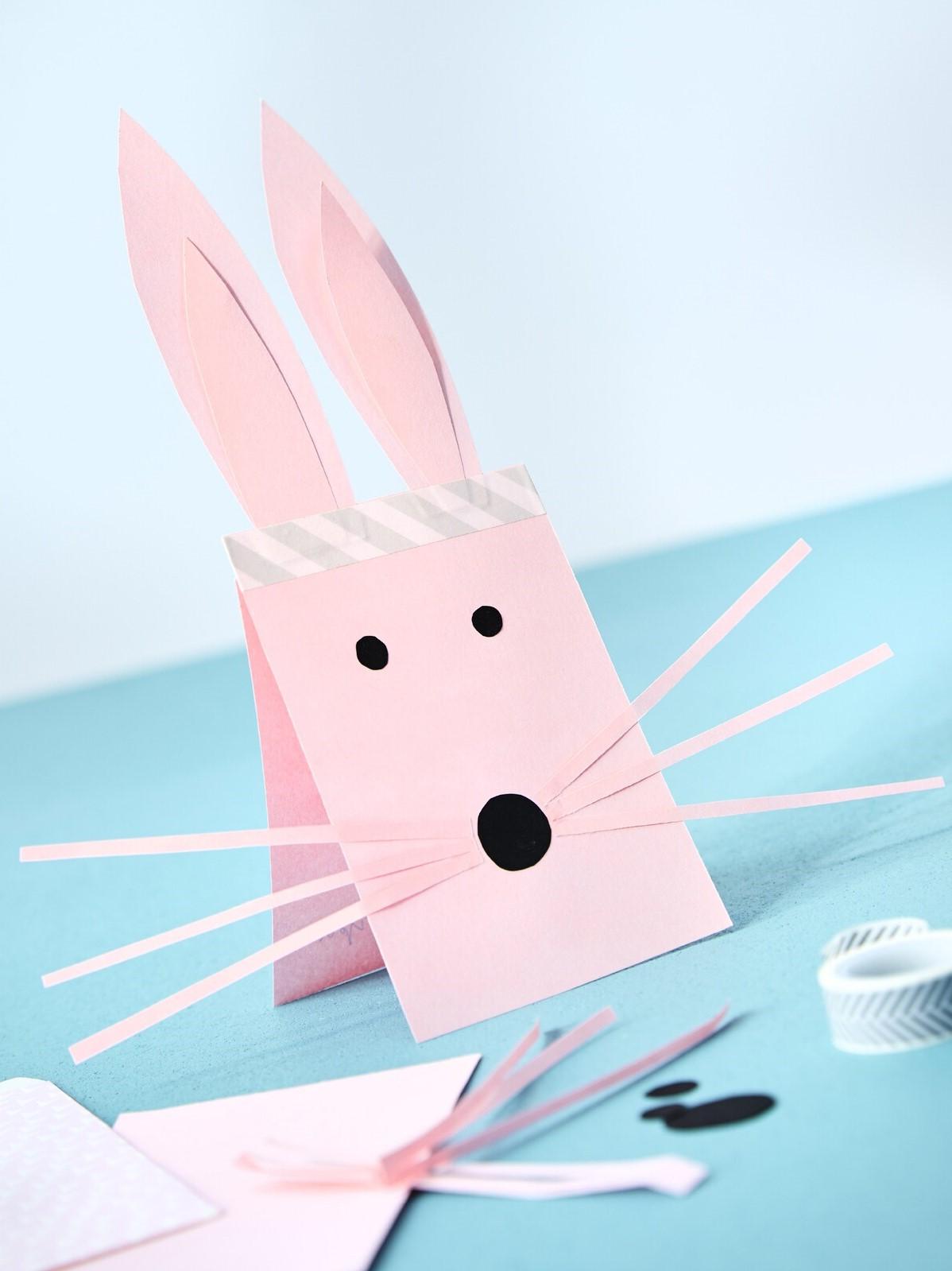 Les renseignements sur la fête sont écrits à la main au dos de l’invitation en forme de lapin.