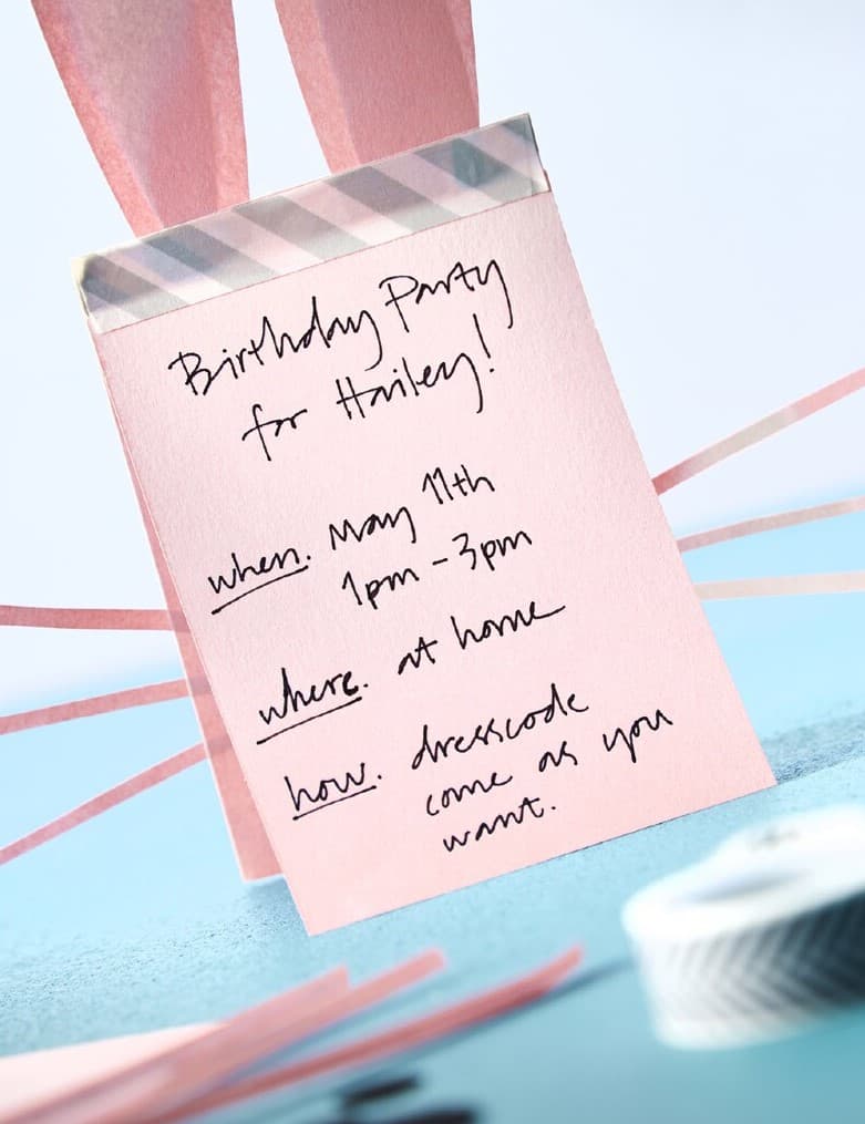 Les renseignements sur la fête sont écrits à la main au dos de l’invitation en forme de lapin.