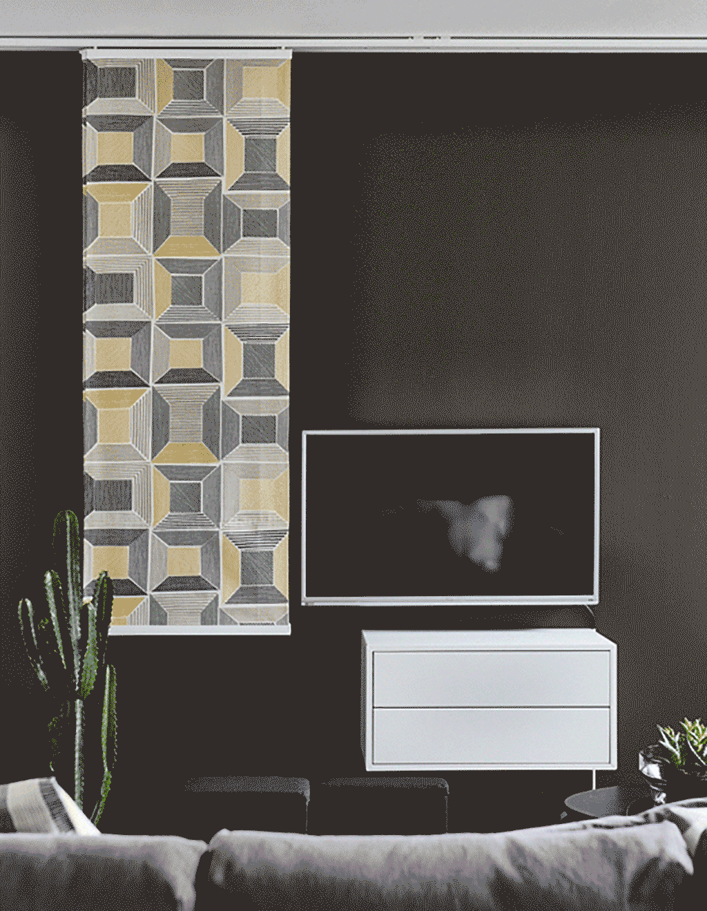 Les rideaux de chez IKEA sont une idée simple et facile pour cacher la TV. Fixez des rails pour rideau au plafond et accrochez-y des panneaux en tissu, comme BIRKET, orné d’un motif moderne en jaune, blanc et carrés bruns et noirs, pour un look moderne. Faites-les coulisser sur le côté pour regarder la TV.