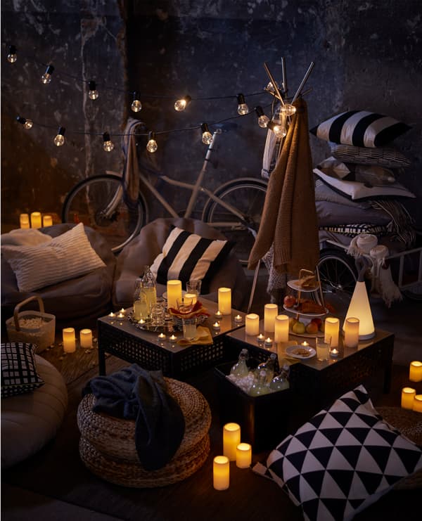 Les textiles et l’éclairage contribuent à créer le coin le plus cosy de la ville, prêt à accueillir une soirée sous les étoiles.