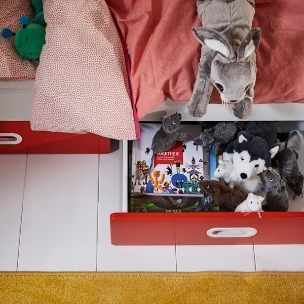Les tiroirs du lit IKEA STUVA / FRITIDS sont pratiques pour ranger les jouets