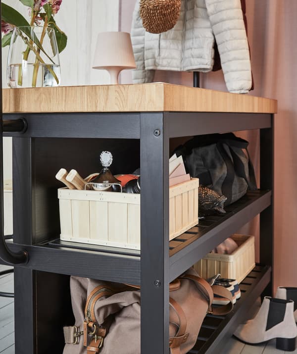 Let everyone in the household have their own basket or place on the shelves. VADHOLMA has room for it.