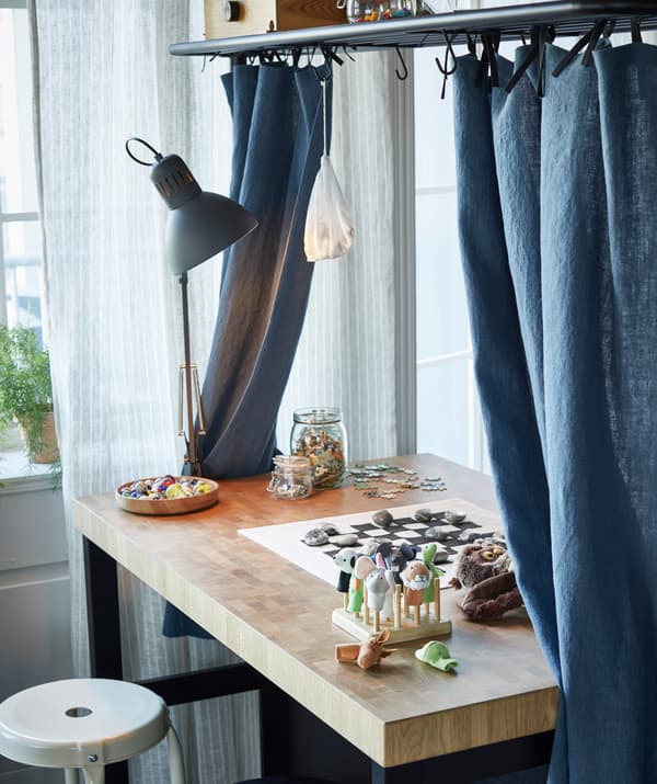 Let the board games begin! The living-room island is a perfectly fluid and accessible gathering spot, with table room to spare for e.g. a work lamp or accessories.