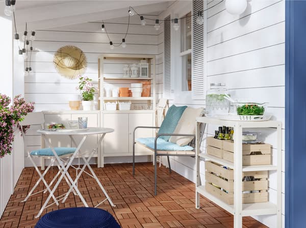 L’étagère IKEA KOLBJÖRN en blanc cassé s’utilise à l’intérieur comme à l’extérieur. Dotée de deux tablettes, elle peut être empilée pour créer une étagère plus grande.