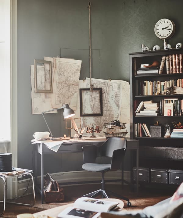 Letakkan barangan yang anda kerap gunakan seperti buku dalam storan terbuka. Cuba rak buku kayu pain berlakuer jernih HEMNES IKEA berwarna coklat hitam.