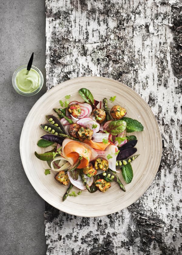 Letný šalát so zeleninovými guľôčkami.