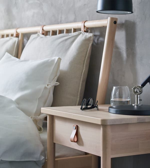 Letto con lenzuola in lino bianco e comodino in legno con maniglia in pelle - IKEA