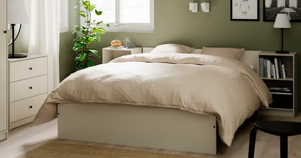 Letto con testiera GURSKEN in una camera, di fronte a una cassettiera GURSKEN con 3 cassetti.