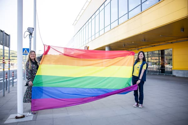 LGBT+ zastava ispred robne kuće IKEA
