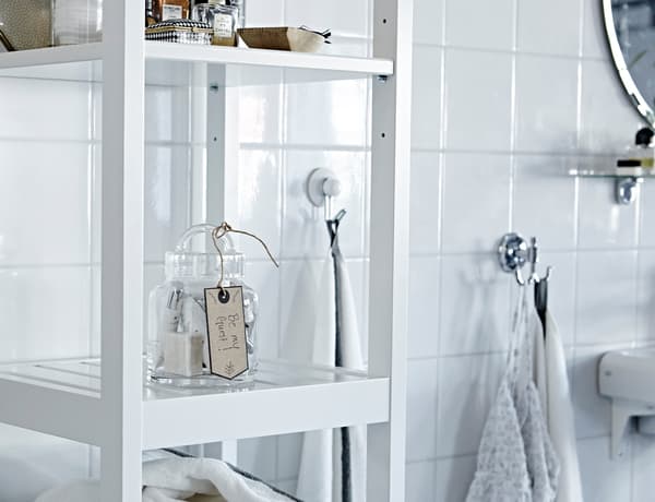 Libérez une étagère et un crochet de la salle de bain pour les affaires de toilette de vos invités. Pourquoi ne pas prévoir une brosse à dents ou un flacon de gel douche ? Ça fera toujours plaisir en cas d’oubli.