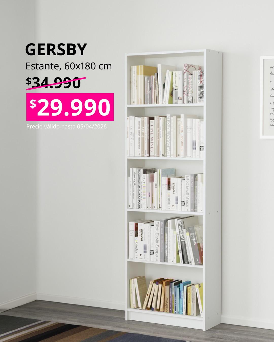Librero blanco GERSBY lleno de libros en un muro blanco. Texto muestra precio rebajado a $29.990 y medidas 60×180 cm.