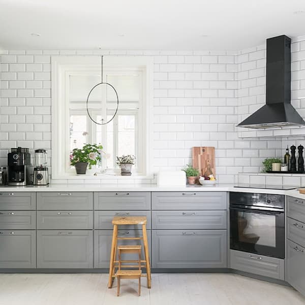 Lichtgrijze sfeervolle keuken met mooie accessoires