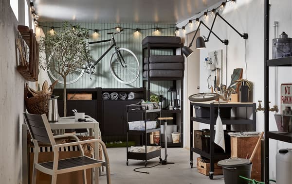 Lien vers la PAGE D’IDÉES « De l’espace de rangement pour l’hiver ? Un atelier de réparation de vélo ? Un coin de détente ? Combinez-les ! » – image d’un espace ayant l’apparence d’un garage avec un vélo suspendu à un mur.