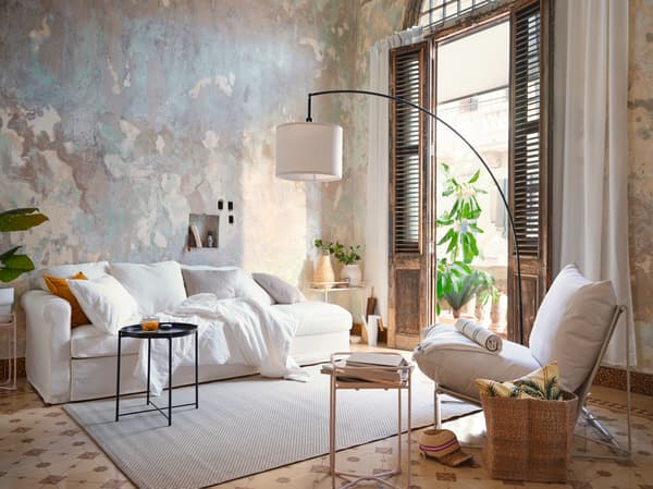Lien vers le blogue IDEAS « Offrez-vous une retraite à l’intérieur comme à l’extérieur » – image d’un canapé blanc dans un salon neutre ensoleillé.