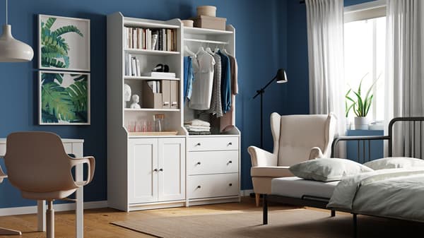 Lien vers « Rangement flexible pour toutes vos pièces »  – image d'une pièce multiusage avec des meubles de rangement blancs HAUGA.