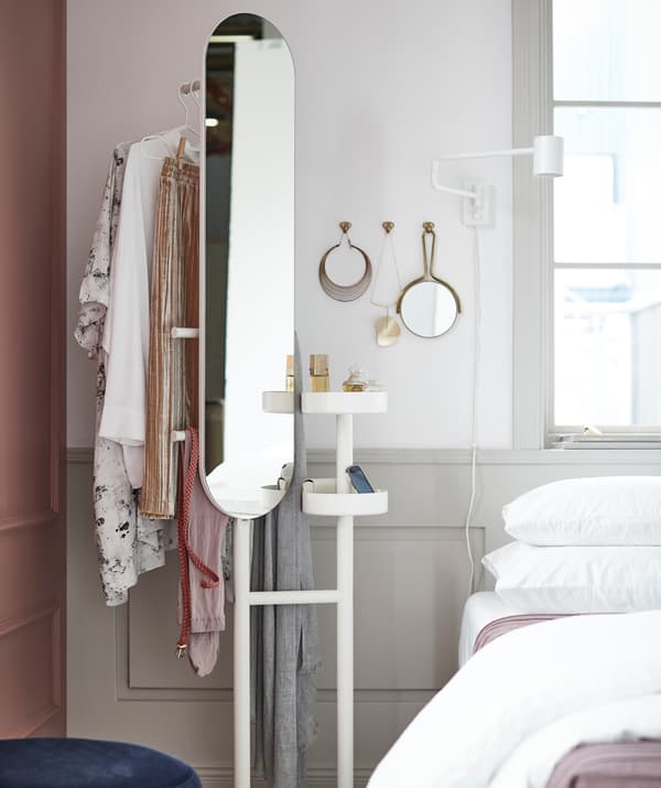 ชั้นวางของ LIERSKOGEN/เลียร์ชคูเกน ของอิเกีย ช่วยคุณเก็บทุกอย่างที่ต้องการใช้ในการแต่งตัวได้อย่างรวดเร็วในเช้าวันรุ่งขึ้น