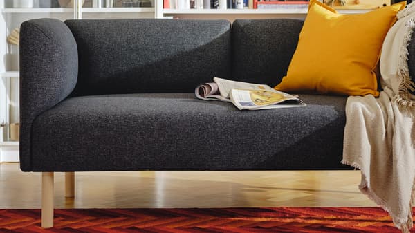 LILLEHEM drå soffa med ljusa träben.