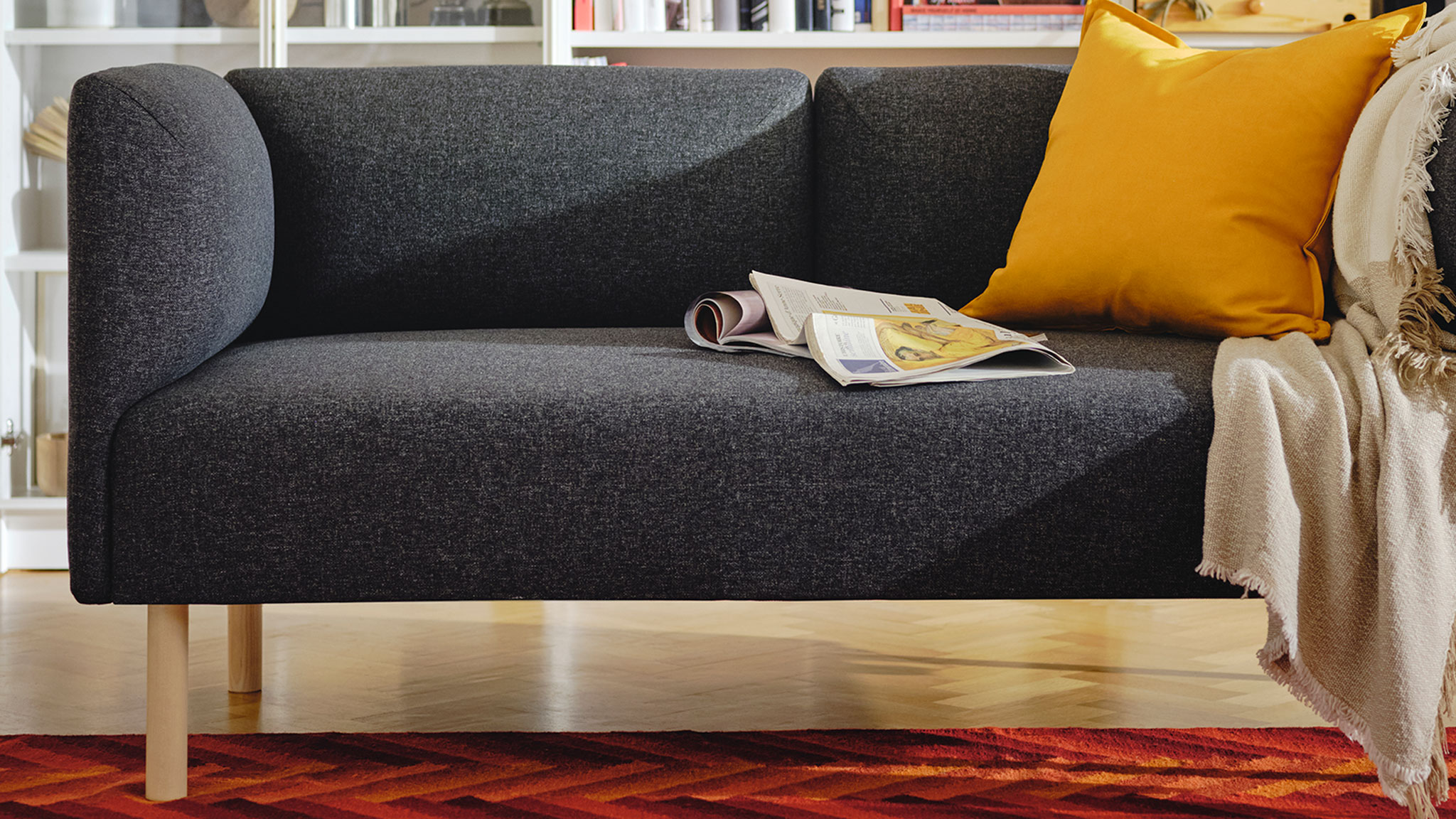 LILLEHEM grå soffa med ljusa träben.