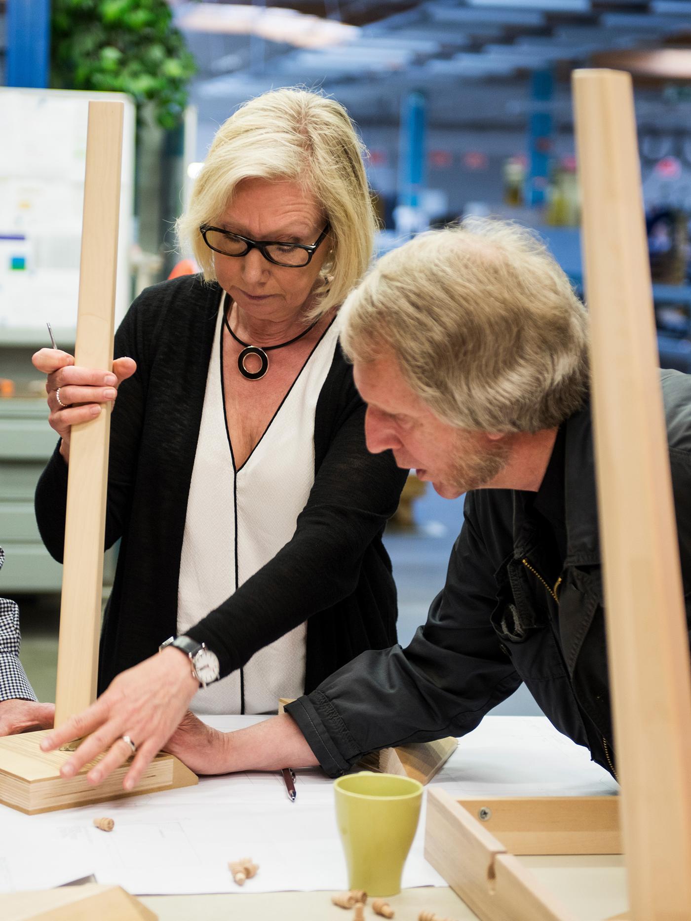 LISABO 리사보 디자이너 Knut & Marianne Hagberg가 제품을 바라보고 있는 이미지