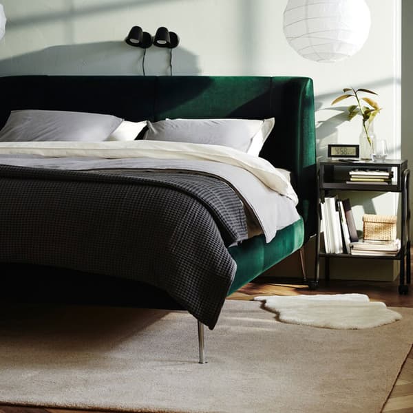 Lit deux places en velour vert.