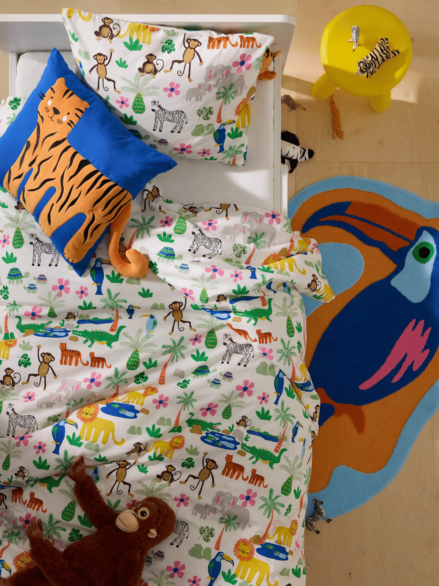 Lit enfant avec une parrure très colorée...