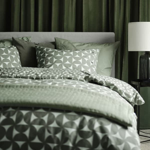 Lit matelassé avec 4 rangements GLADSTAD en Kabusa gris clair. Il est habillé de linge de lit ÄNGSNEJLIKA gris/vert.